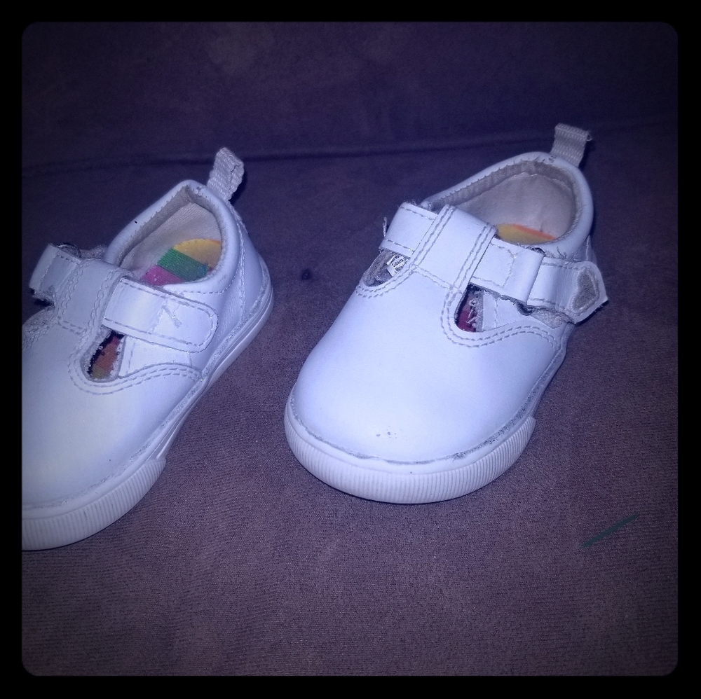 Tennis shoes